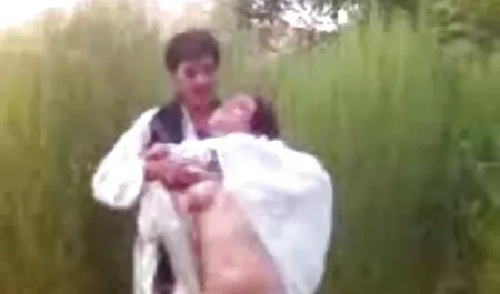 Một fim sexy nhat ban người đàn ông nằm trên lưng của một con bò cái biến thành ung thư