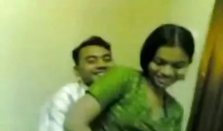 2 sex nhat ban phu de tieng viet chống lại 1-có quần áo phụ nữ, người đàn ông trần truồng